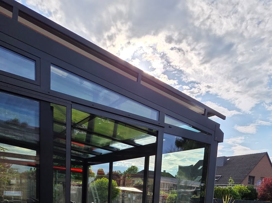 Gereinigtes Glasdach einer Terrassenüberdachung